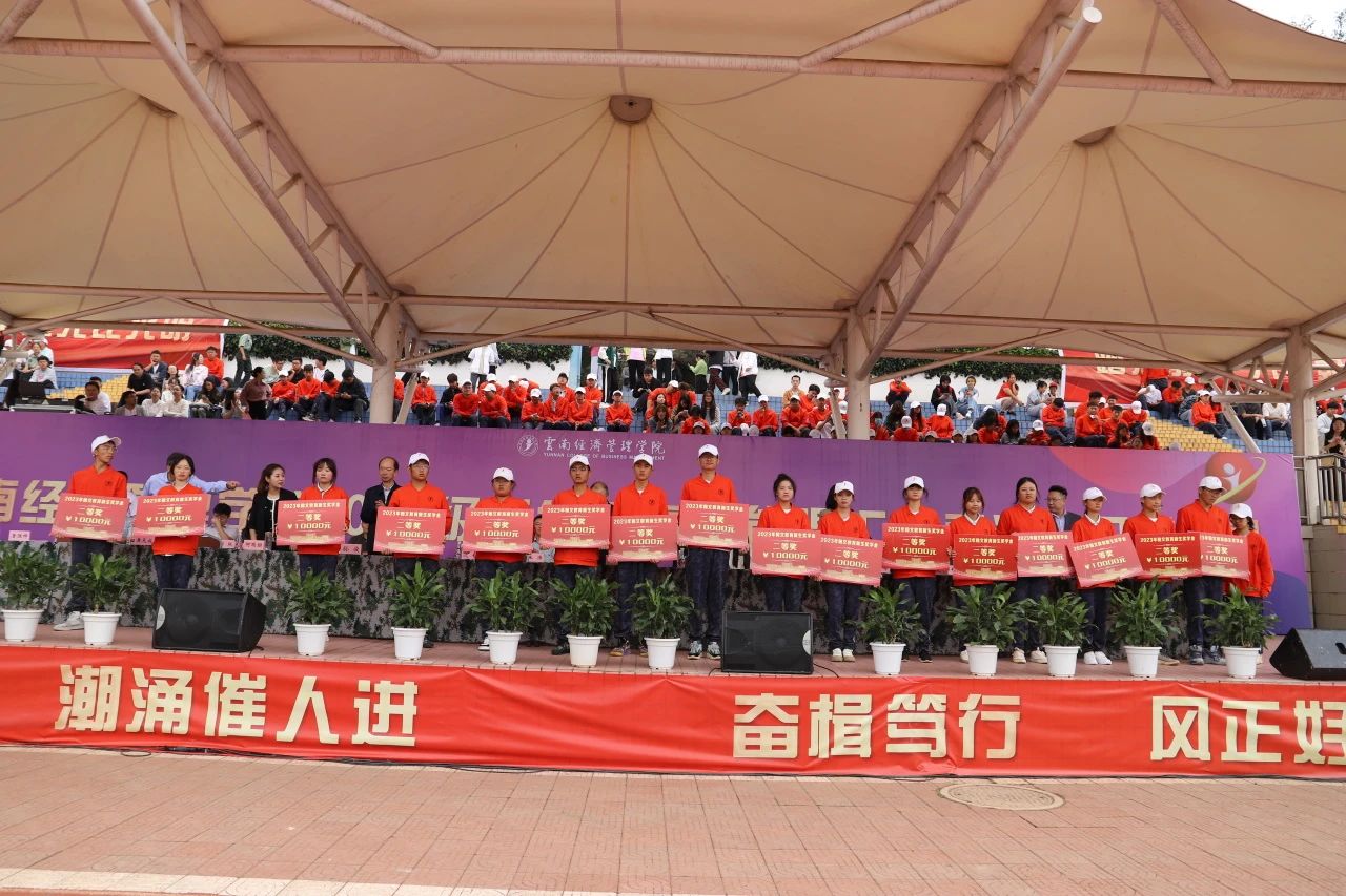 鲜衣怒马少年时 厉兵秣马点兵日——云南经济管理学院医学院军训结业典礼 第 13 张