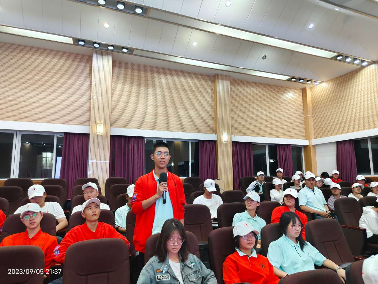 分析专业发展 做好思想教育——学科带头人与学生交流会 第 3 张