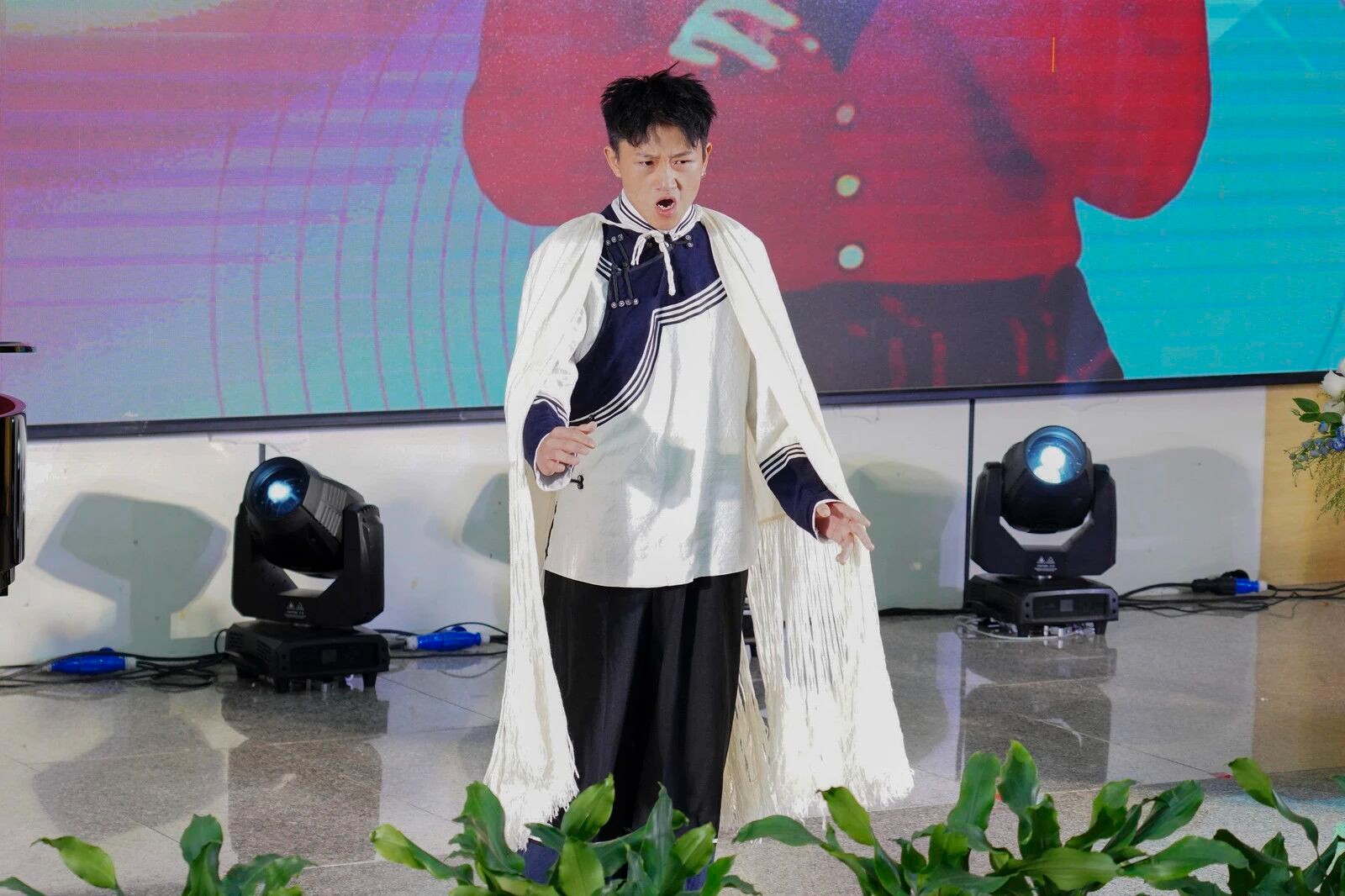 中国女高音歌唱家万山红老师莅临学校交流授课 第 3 张 中国女高音歌唱家万山红老师莅临学校交流授课 第 3 张