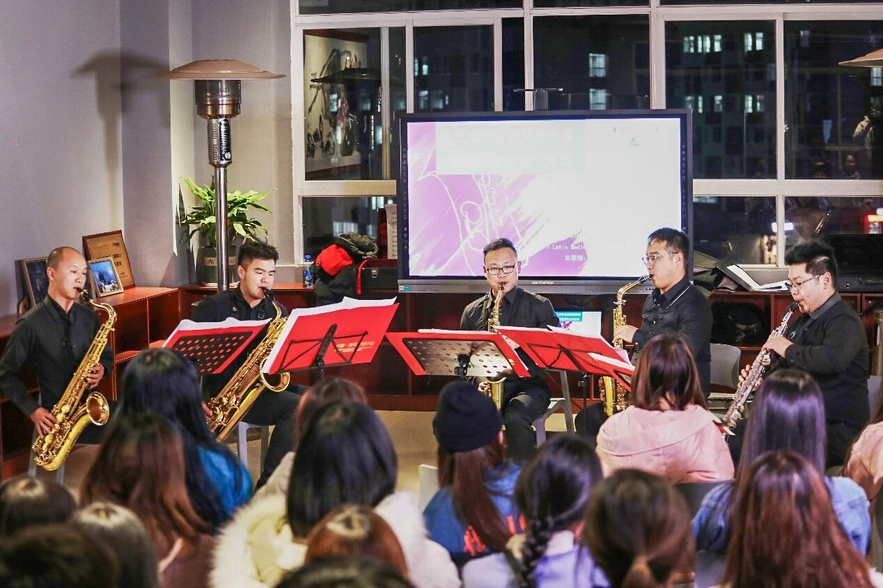 中国女高音歌唱家万山红老师莅临学校交流授课 第 12 张 中国女高音歌唱家万山红老师莅临学校交流授课 第 12 张