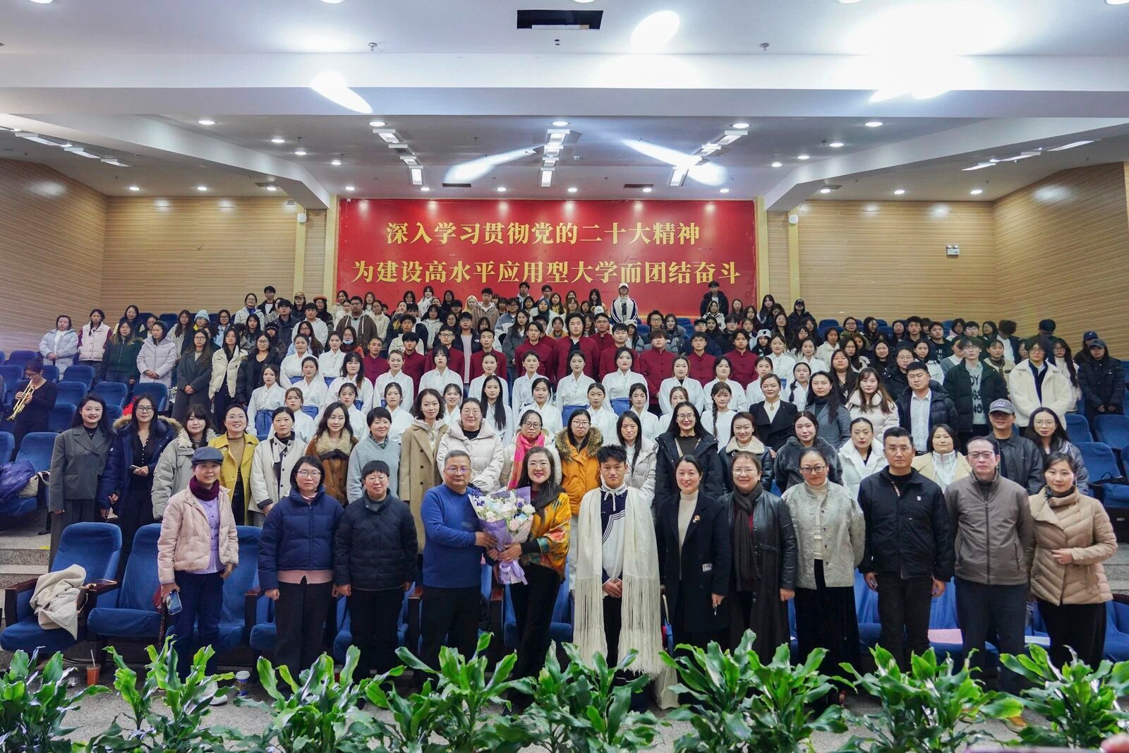 中国女高音歌唱家万山红老师莅临学校交流授课 第 11 张 中国女高音歌唱家万山红老师莅临学校交流授课 第 11 张