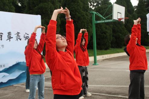 “三载药香缝迷趣，千丝百草裹安康” ——传统佳节与中医药文化交相辉映，医学院第三届中医药文化节圆满落幕  第 4 张