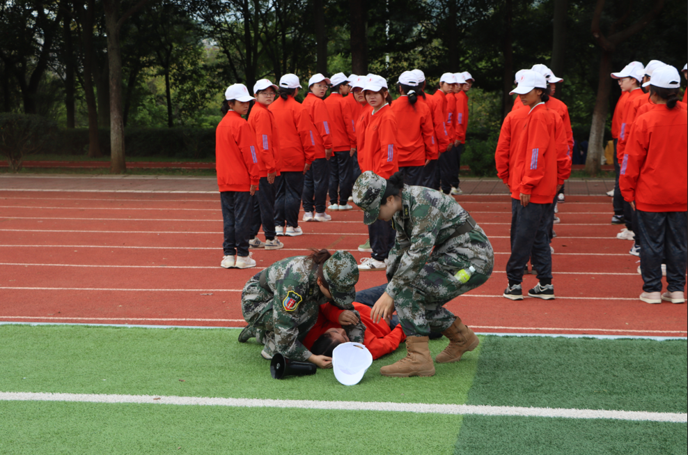云南经济管理学院医学院：军训温情满场，青春暖意盈心 第 5 张