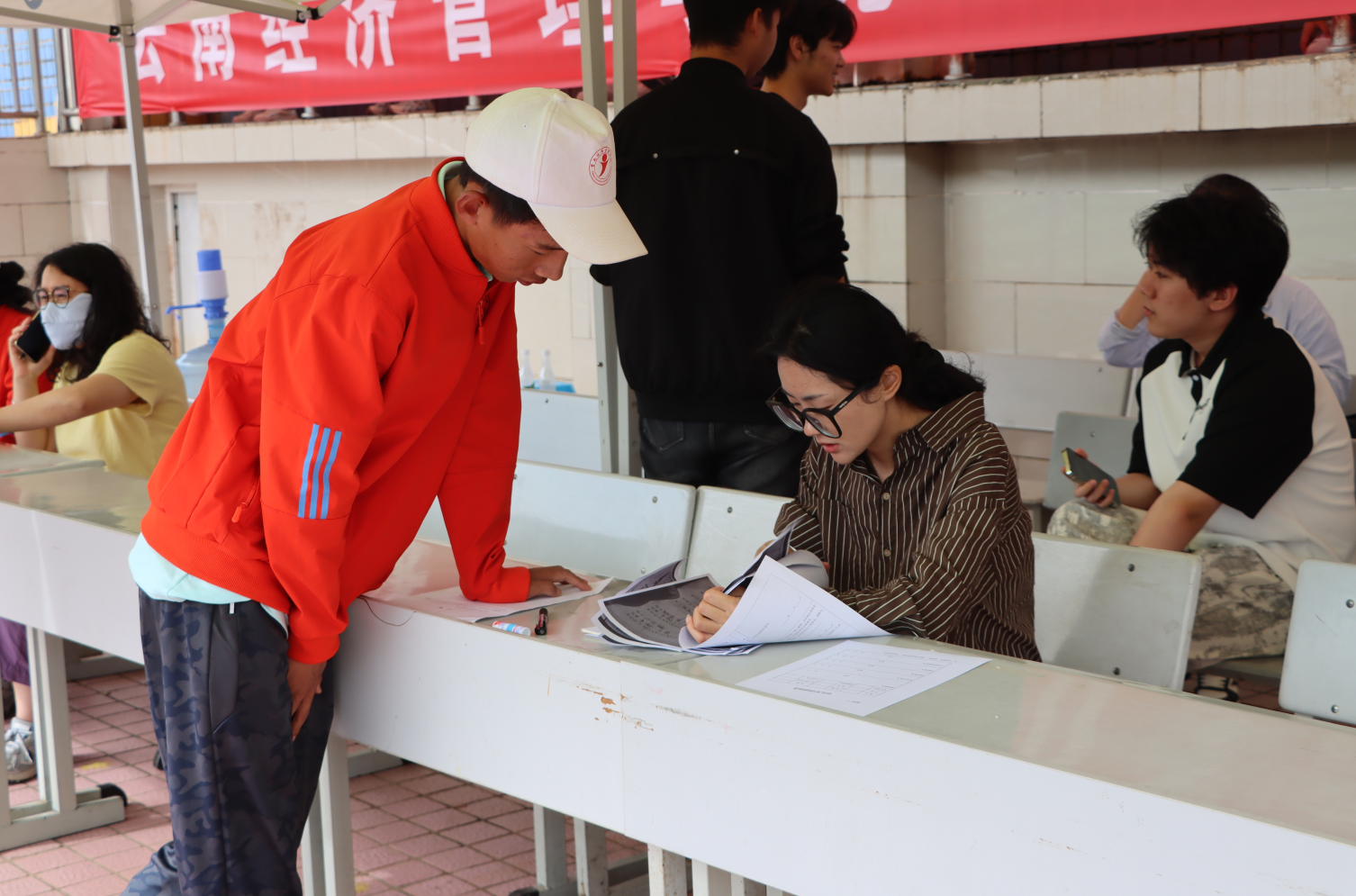 云南经济管理学院医学院：军训温情满场，青春暖意盈心 第 11 张