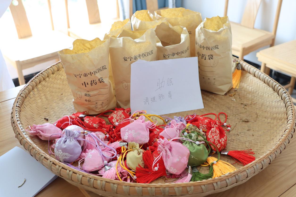 支部行动暖金秋 健康献礼教师节——云南经济管理学院医学院开展教师节党员义诊服务活动 第 3 张 支部行动暖金秋 健康献礼教师节——云南经济管理学院医学院开展教师节党员义诊服务活动 第 3 张