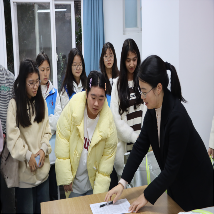 暖冬赠被传温情，火锅共煮聚人心——云南经济管理学院医学院暖冬关爱行动圆满落幕 第 3 张