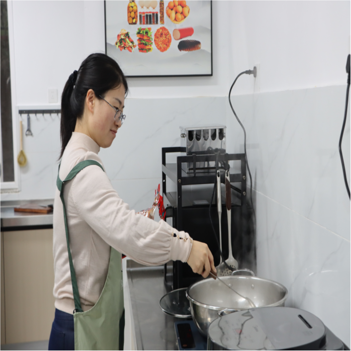 暖冬赠被传温情，火锅共煮聚人心——云南经济管理学院医学院暖冬关爱行动圆满落幕 第 6 张